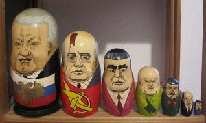 Satirische Matrjoschka mit Politikern von Jelzin über Gorbatschow, Breschnew, Chruschtschow, Stalin und Lenin bis Nikolaus II. Von Caroline Maybach / Wikipedia